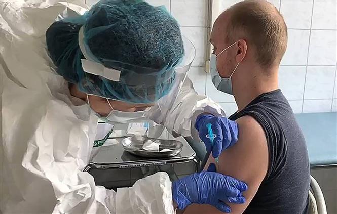 Nhân viên y tế tiêm vaccine ngừa COVID-19 cho tình nguyện viên tại Nga