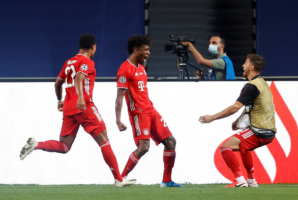 Coman ăn mừng bàn thắng vào lưới PSG