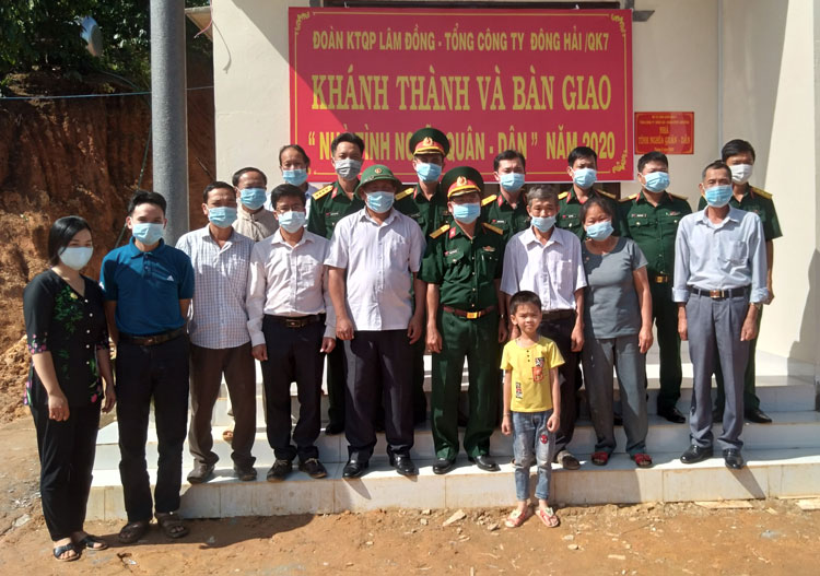 Đoàn Kinh tế Quốc phòng Lâm Đồng bàn giao nhà ''Nghĩa tình quân – dân''
