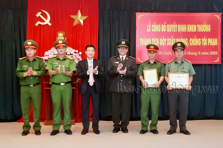Thưởng 'nóng' cho cán bộ, chiến sĩ Công an huyện Di Linh