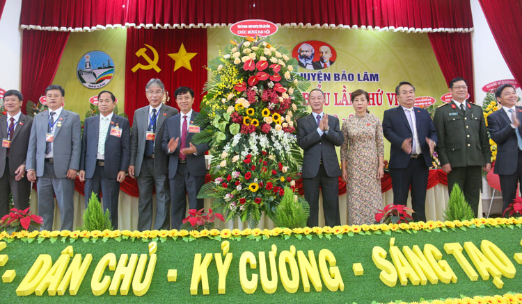 Đồng chí Trần Văn Hiệp - Phó Bí thư Tỉnh ủy và các đồng chí trong Ban Thường vụ Tỉnh ủy tặng hoa chúc mừng Đại hội