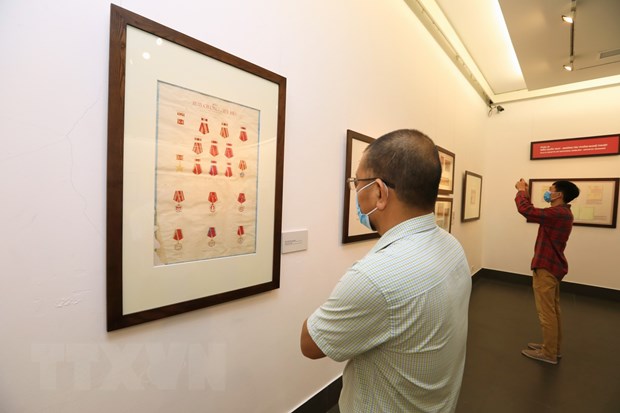Du khách tham quan triển lãm