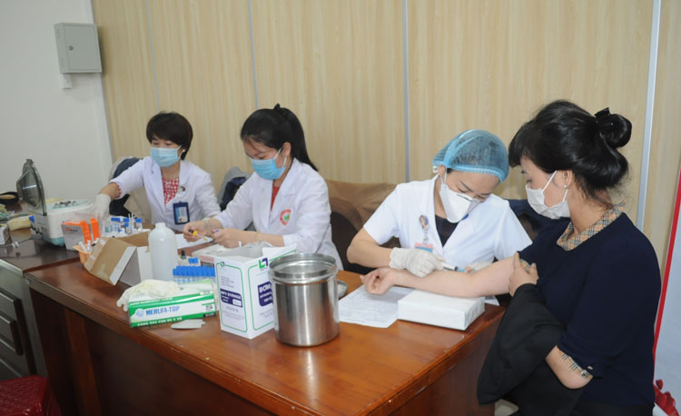 Cán bộ, đoàn viên Khối các cơ quan tỉnh hiến 215 đơn vị máu