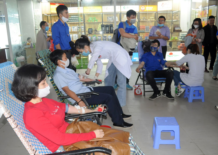 Cán bộ và đoàn viên, thanh niên Khối các cơ quan tỉnh tham gia hiến máu tình nguyện