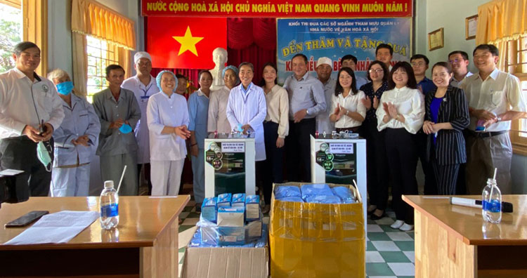 Thăm và tặng quà Khu Điều trị phong Di Linh