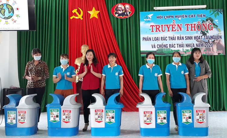Phụ nữ Cát Tiên xây dựng mô hình bảo vệ môi trường