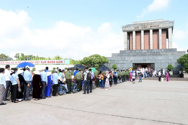 Đoàn đại biểu Bà mẹ Việt Nam anh hùng vào Lăng viếng Chủ tịch Hồ Chí Minh. (Ảnh: Anh Tuấn/TTXVN)