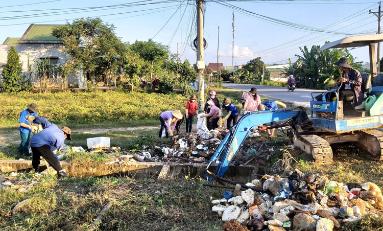Thu dọn 800 kg rác ở kênh Nam Đạ Tẻh