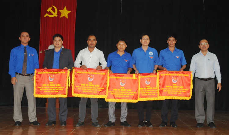 tặng Cờ thi đua của Ban Chấp hành Tỉnh đoàn cho 5 tập thể đã đạt thành tích xuất sắc trong công tác Đoàn và phong trào thanh niên trường học khối trung học phổ thông năm học 2019 - 2020