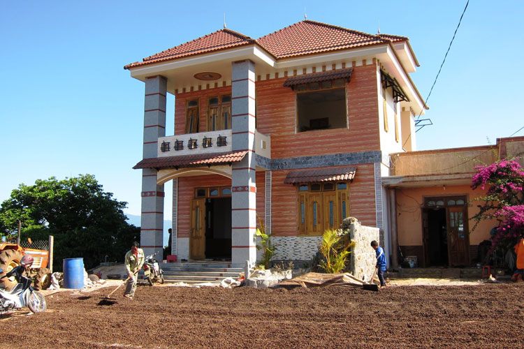 Nhờ thay đổi tư duy sản xuất, nhiều hộ đồng bào DTTS ở xã Anh hùng cách mạng đã xây dựng ngôi nhà khang trang