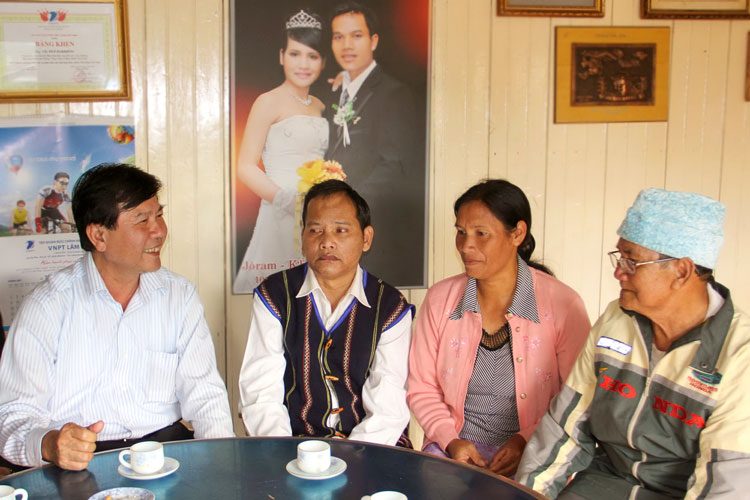 Lãnh đạo ngành Bưu điện thăm Anh hùng Cil múp Ha K’Riêng