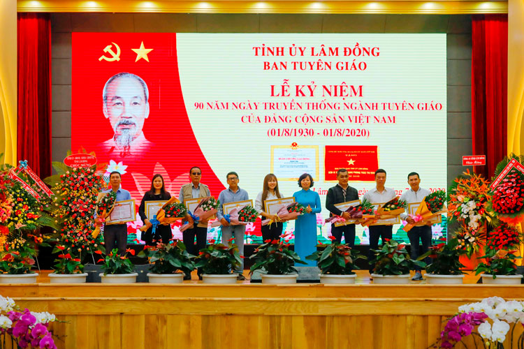 Các tác giả nhận giải thưởng sáng tác, quảng bá tác phẩm văn học, nghệ thuật, báo chí về chủ đề 