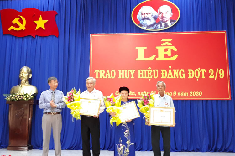 Huyện ủy Cát Tiên trao Huy hiệu Đảng đợt 2/9