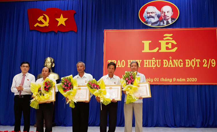 Đồng chí Nguyễn Khắc Bình – Bí thư Huyện ủy Cát Tiên trao Huy hiệu cho các đảng viên