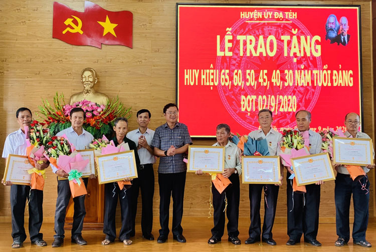 Huyện ủy Đạ Tẻh trao Huy hiệu Đảng đợt 2/9