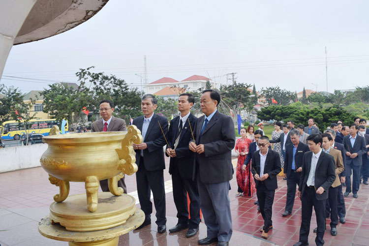 Đoàn đại biểu lãnh đạo Huyện ủy, HĐND, UBND, Ủy ban MTTQ Việt Nam huyện Đức Trọng thành kính dâng hương