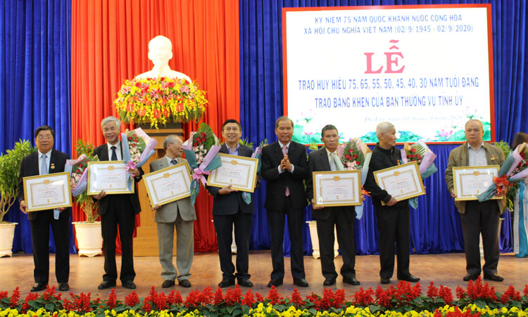 UVTW Đảng, Bí thư Tỉnh ủy Nguyễn Xuân Tiến trao huy hiệu đảng cho các đảng viên thuộc Đảng bộ thành phố Đà Lạt