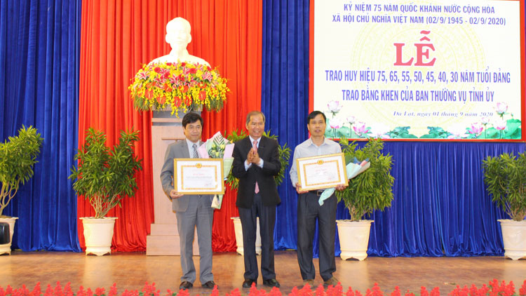 Bí thư Tỉnh ủy trao bằng khen của Ban thường vụ Tỉnh ủy cho các tổ chức đảng đạt trong sạch vững mạnh tiêu biểu 5 năm liền 2015 - 2019