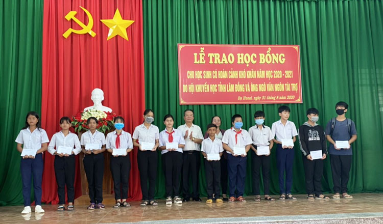 Hội Khuyến học tỉnh trao tặng 750 suất học bổng và 110 xe đạp cho học sinh nghèo vượt khó