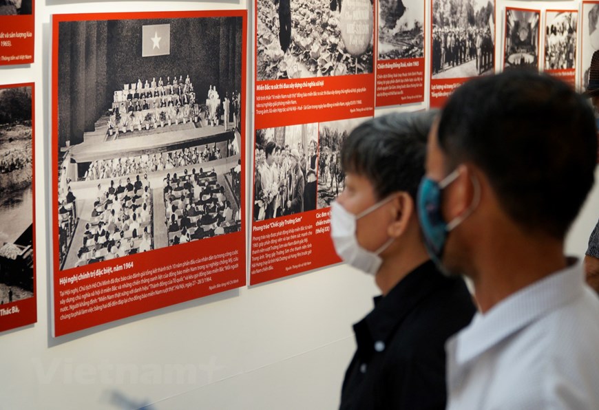 Phần 2 là "Kháng chiến kiến quốc" (1945-1954) trưng bày những hình ảnh, tài liệu, hiện vật thể hiện giai đoạn vô cùng khó khăn của nước Việt Nam Dân chủ Cộng hòa non trẻ, những đối sách của Chủ tịch Hồ Chí Minh cùng Trung ương Đảng, Chính phủ nhằm giải quyết nạn đói, nạn dốt, chống thù trong giặc ngoài, từng bước đưa đất nước ta ra khỏi vòng hiểm nguy, giữ vững quyền tự do, độc lập