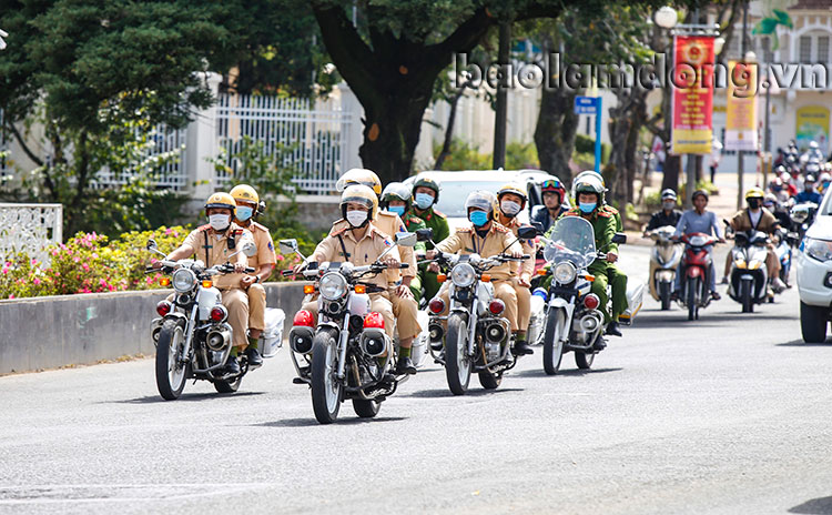 Công an Đà Lạt ra quân tháng cao điểm an toàn giao thông