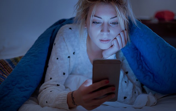 Tiếp xúc nhiều với màn hình máy tính, điện thoại có thể gây lão hóa sớm