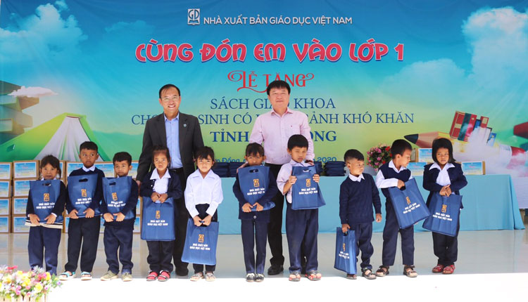 Trao tặng sách, vở cho học sinh nghèo