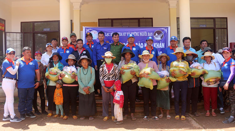 Tặng quà cho học sinh và đồng bào khó khăn