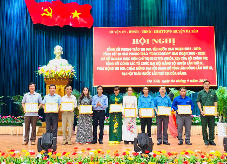 Đồng chí Nguyễn Mạnh Việt – Phó Bí thư thường trực Huyện ủy Đạ Tẻh trao giấy khen cho các điển hình trong thực hiện Chỉ thị 05 của Bộ Chính trị