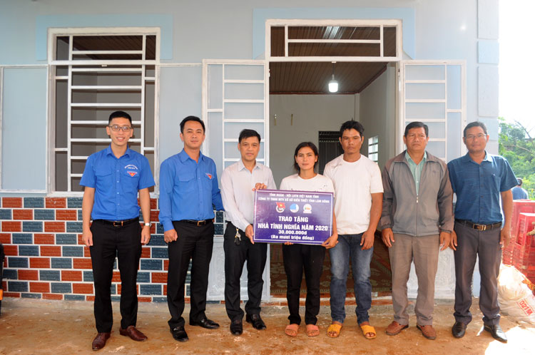Trao nhà nhân ái cho đoàn viên và người dân nghèo