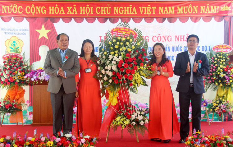 Trường Mầm non Liêng S'rônh khai giảng sớm và đón Bằng công nhận trường đạt chuẩn Quốc gia
