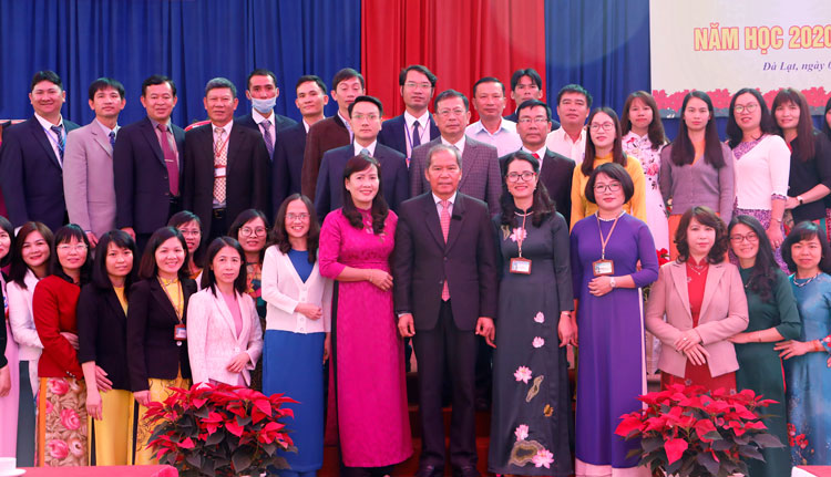 Tập thể nhà trường chụp ảnh lưu niệm với Bí thư Tỉnh uỷ Lâm Đồng Nguyễn Xuân Tiến