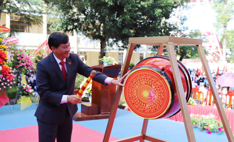 Đồng chí Trần Đức Quận – Phó Bí thư Thường trực Tỉnh ủy Lâm Đồng đánh trống khai trường năm học mới 2020 – 2021
