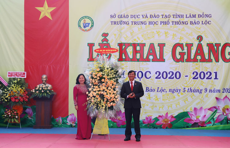 Phó Bí thư Thường trực Tỉnh ủy Lâm Đồng Trần Đức Quận tặng hoa chúc mừng Trường THPT Bảo Lộc