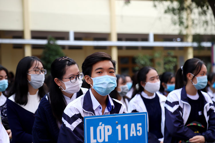Học sinh Trường THPT Bảo Lộc dự lễ khai giảng năm học 2020 – 2021 chấp hành việc đeo khẩu trang đảm bảo công tác phòng chống dịch Covid – 19