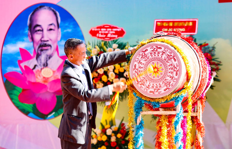 Đồng chí Trần Văn Hiệp - Phó Bí thư Tỉnh uỷ Lâm Đồng đánh trống khai giảng năm học mới tại Trường THCS Lê Hồng Phong