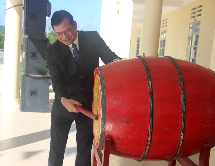 Đại tá Lê Vinh Quy đánh hồi trống khai giảng năm học 2020 – 2021