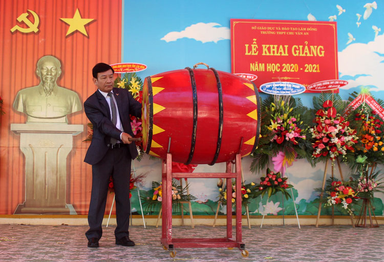 Đồng chí Bùi Thắng - Trưởng ban Tuyên giáo Tỉnh ủy, đánh trống khai trường