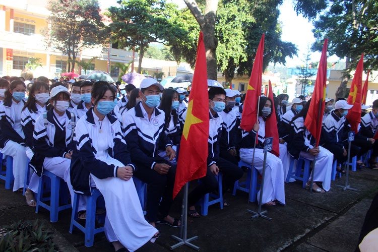 Các em học sinh tham dự lễ khai giảng đều thực hiện nghiêm việc sát khuẩn tay và mang khẩu trang