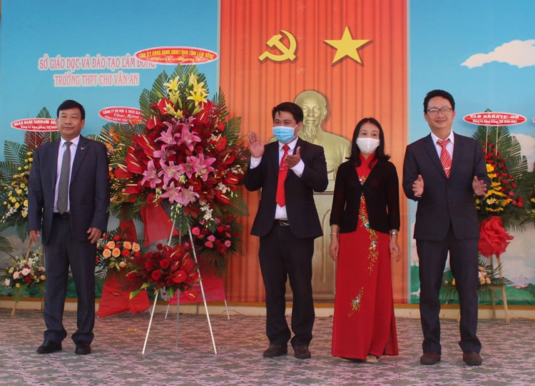 Đồng chí Bùi Thắng - Trưởng ban Tuyên giáo Tỉnh ủy, tặng hoa cho nhà trường