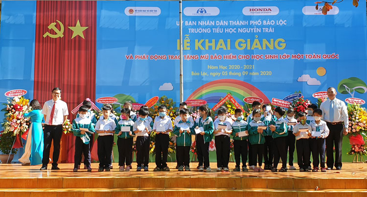 Đại diện Ngân hàng BIBV chi nhánh Bảo Lộc trao học bổng cho học sinh