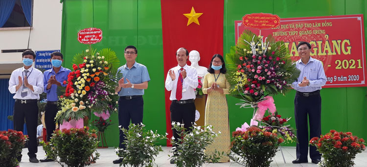 Chủ tịch Ủy ban MTTQ Việt Nam tỉnh Lâm Đồng Võ Ngọc Hiệp và Bí thư Huyện ủy Cát Tiên Nguyễn Khắc Bình tặng lẵng hoa chúc mừng nhà trường