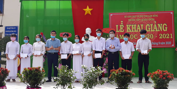 Chủ tịch Ủy ban MTTQ Việt Nam tỉnh Lâm Đồng Võ Ngọc Hiệp và Bí thư Huyện ủy Cát Tiên Nguyễn Khắc Bình trao học bổng cho các em học sinh vượt khó học giỏi