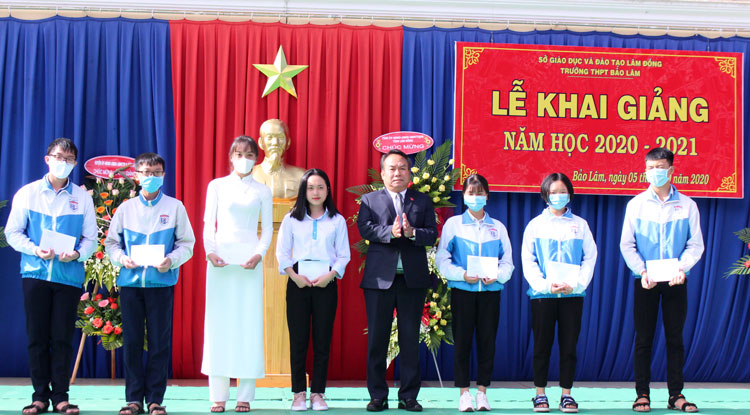 Ủy viên Ban Thường vụ Tỉnh ủy, Chủ nhiệm Ủy ban Kiểm tra Tỉnh ủy Lâm Đồng Dương Công Hiệp trao học bổng cho các học sinh