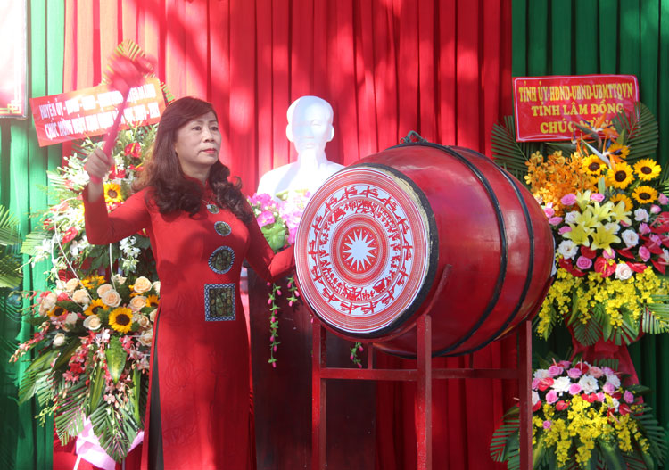 Đồng chí Nguyễn Thị Lệ - Ủy viên Ban Thường vụ, Trưởng Ban Dân vận Tỉnh ủy đánh trống khai giảng năm học mới