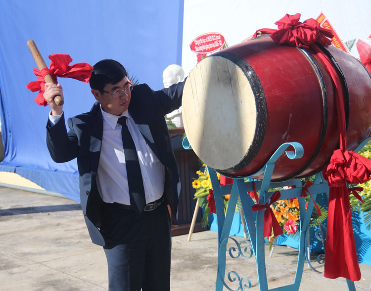 Đồng chí Trần Đình Văn - Ủy viên Ban Thường vụ, Chánh Văn phòng Tỉnh ủy đánh trống khai giảng năm học mới tại Trường THPT Hùng Vương