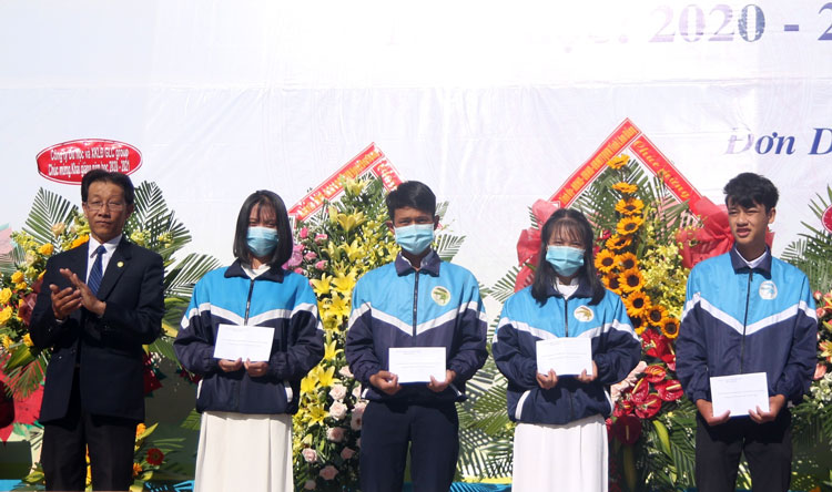 Hội Khuyến học thị trấn D’Ran trao học bổng cho học sinh có hoàn cảnh khó khăn