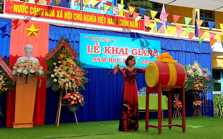 Đồng chí Huỳnh Thị Thanh Xuân – Ủy viên Ban Thường vụ Tỉnh ủy, Chủ tịch HĐND thành phố Đà Lạt đánh trồng khai trường năm học 2020 – 2021 tại Trường THCS Lam Sơn