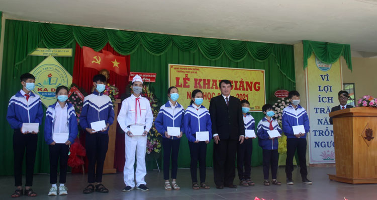 Đồng chí Phạm S - Phó Chủ tịch UBND tỉnh Lâm Đồng trao học bổng cho học sinh nghèo vượt khó
