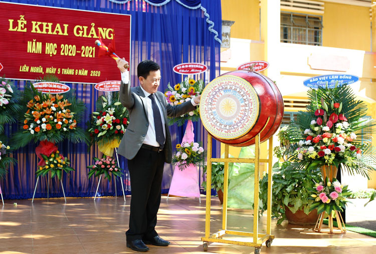 Đồng chí Phan Văn Đa - Phó Chủ tịch UBND tỉnh đã đánh hồi trống khai giảng năm học mới